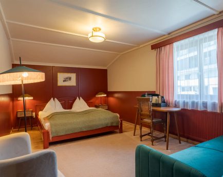 Charmantes Doppelzimmer in warmen Farben mit gemütlichem Flair und Komfort.