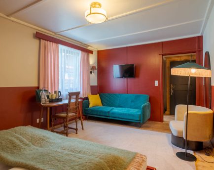 Charmantes Doppelzimmer mit Sofa, Tisch und gemütlicher Atmosphäre in Maria Alm.